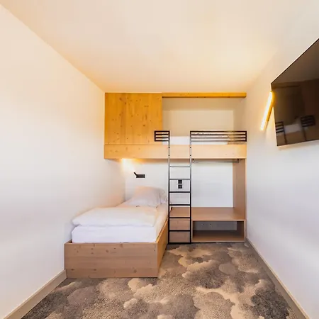 La Cachette, Friendly & Hotel