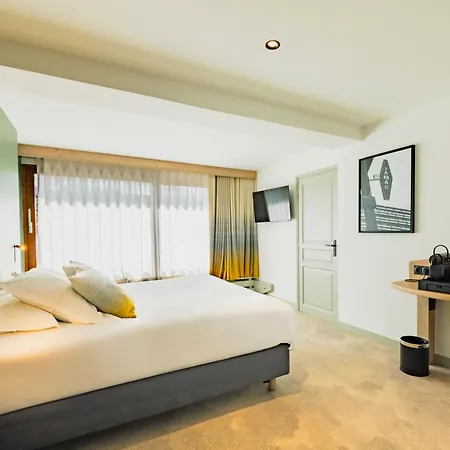 La Cachette, Friendly & Otel