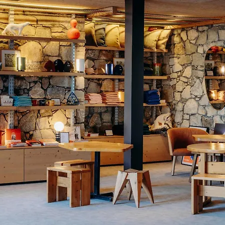 La Cachette, Friendly & Hotel