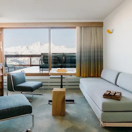 La Cachette, Friendly & Hotel