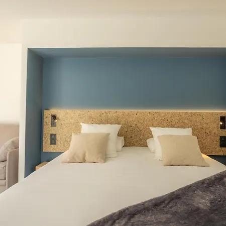 La Cachette, Friendly & Hotel