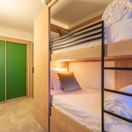 La Cachette, Friendly & Hotel
