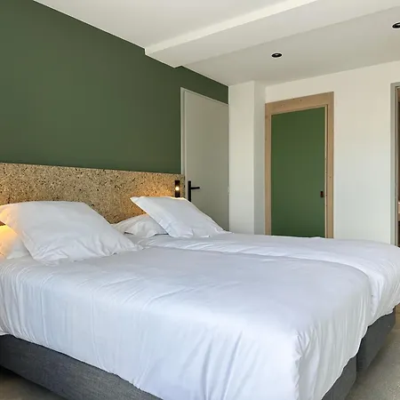 La Cachette, Friendly & Hotel