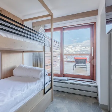 La Cachette, Friendly & Hotel