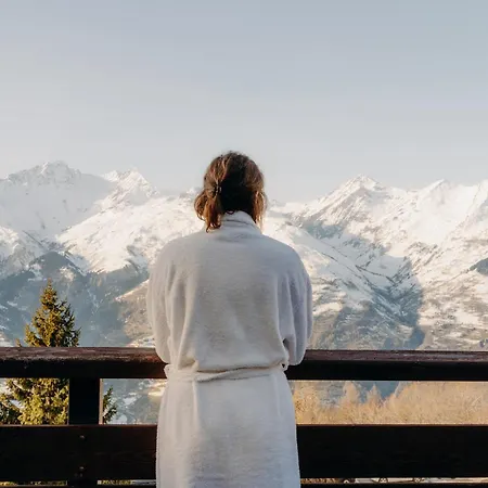 La Cachette, Friendly &