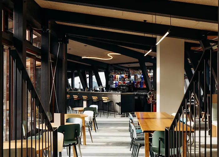 La Cachette, Friendly &