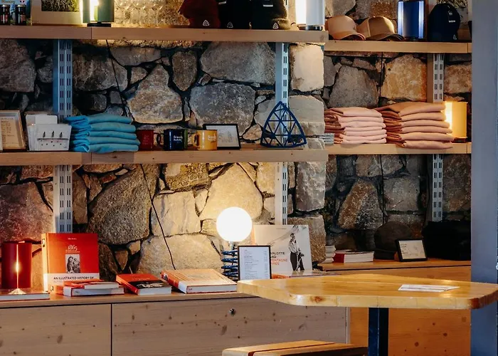 La Cachette, Friendly & Hotel 4*