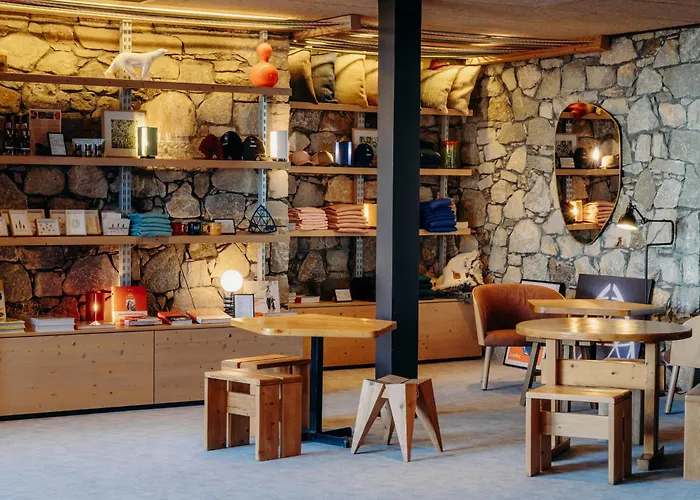 La Cachette, Friendly & Hotel