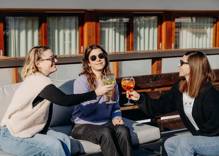 La Cachette, Friendly &