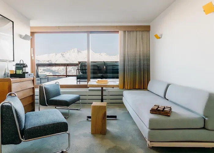 La Cachette, Friendly & Hotel